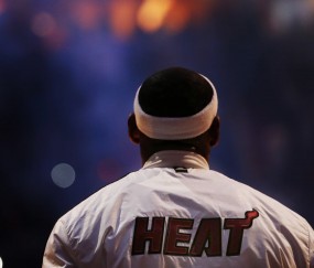 开云体育中国-西决生死战焦点战，篮网带走雄鹿，当战术板被撕碎，意志力接管比赛